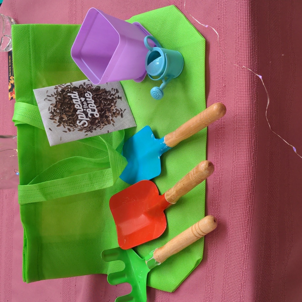 Children's gardening kit. Perfect for parties! 🎉